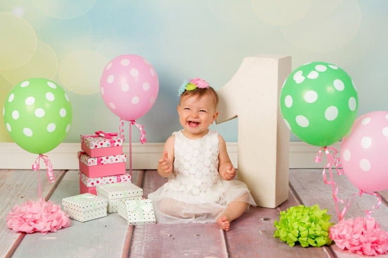 צילום יום הולדת לתינוקת בת שנה עם בלונים ירוקים וורודים