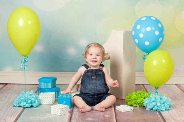 צילומי יום הולדת עם בלונים ומתנות לתינוק בן שנה
