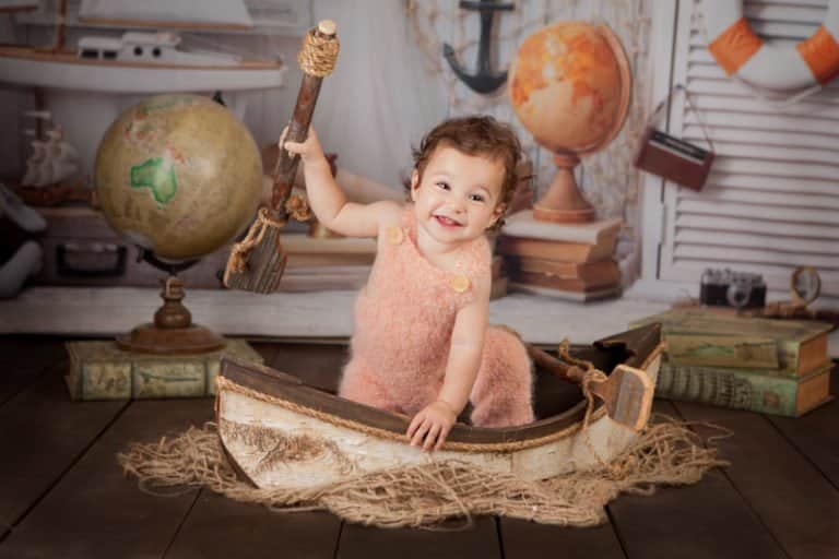 צילומי יום הולדת לתינוקת יושבת בסירה