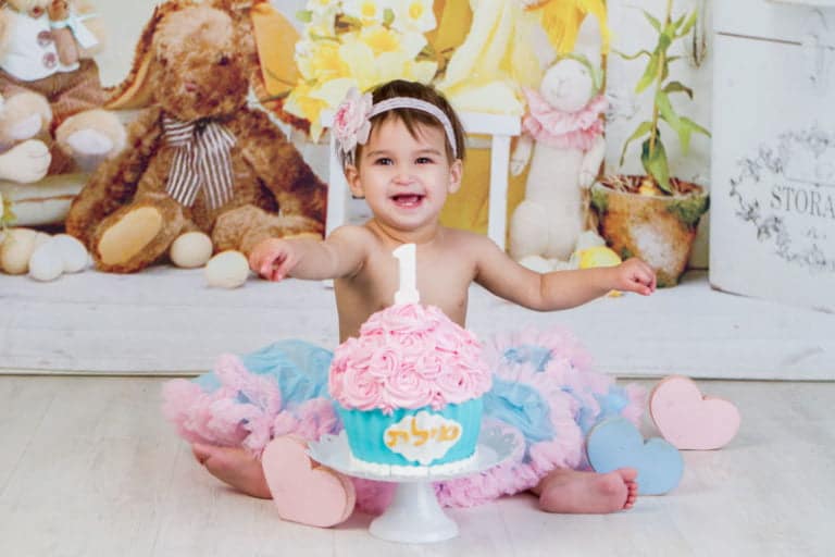 צילומי קייקסמאש בנות לתינוקת לשילת עם עוגת קרם צבעונית