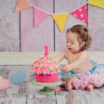 צילומי יום הולדת סמאשקייק עם עוגת קרם צבעונית קייקסמאש בנות