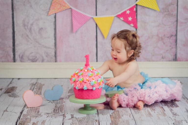 צילומי יום הולדת סמאשקייק עם עוגת קרם צבעונית קייקסמאש בנות