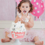 צילומי יום הולדת לעופרי בת השנתיים עם עוגת קרם של קיטי