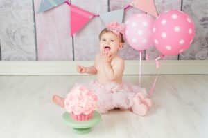 צילומי קייקסמאש בנות עם עוגה לתינוקת בת שנה בחצאית ורודה ובלונים