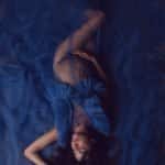 צילומי הריון בשמלה כחולה סקסית