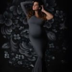 צילומי הריון לשירלי בשמלה אפורה