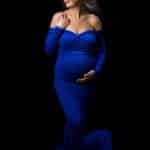 רותם בשמלה כחול רויאל במהלך צילומי הריון