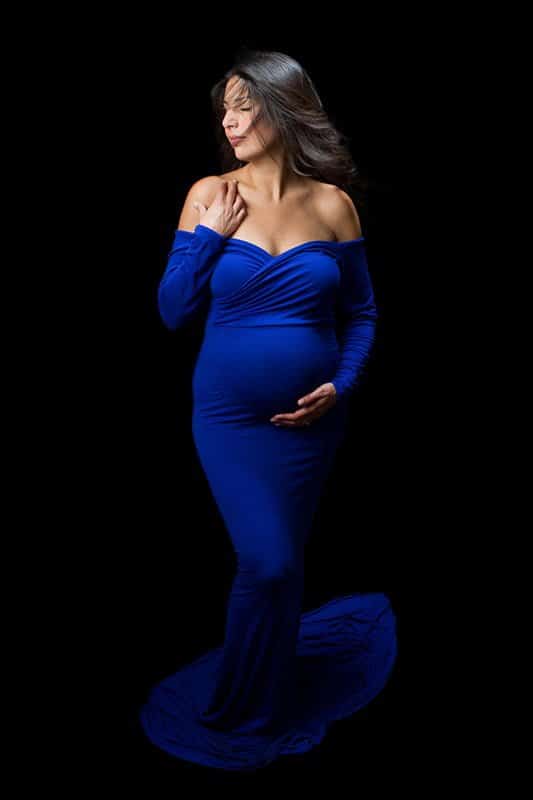 רותם בשמלה כחול רויאל במהלך צילומי הריון
