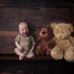 תינוק מחייך בזמן צילום ניובורן בסטודיו יעל אלעד