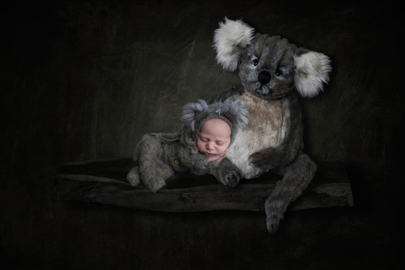 צילומי ניו בורן לתינוקת עם בובת קואלה