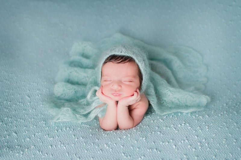 צילום ניובורן לתינוקת על רקע תכלת עם עיטוף תכלת