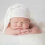 צילום ניובורן לתינוק עם כובע גמדים לבן