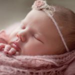 צילום ניובורן לתינוקת עטופה בורוד