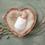 צילום ניובורון לתינוקת בקערת לב