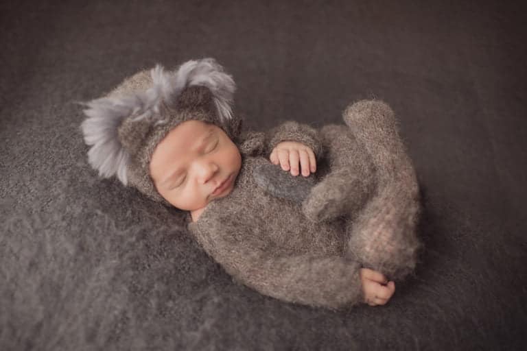 צילומי ניו בורן לתינוק בבגד מצמר וכובע קואלה אפור