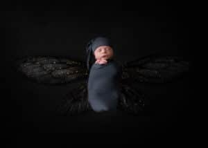 צילום ניובורן לתינוק על רקע דיגיטאלי של פרפר