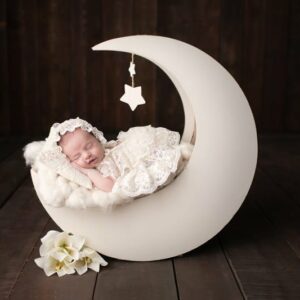 צילום ניובורן לתינוקת על אביזר דמוי ירח