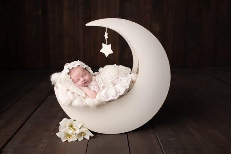 צילום ניובורן לתינוקת על אביזר דמוי ירח