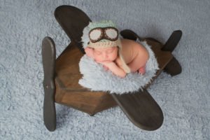 צילום ניובורן לתינוק ישן על אביזר דמוי מטוס