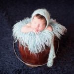 צילום ניובורן לתינוקת בדלי עם כובע תכלת