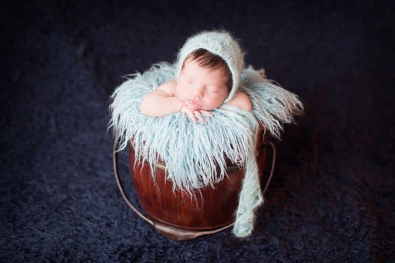 צילום ניובורן לתינוקת בדלי עם כובע תכלת