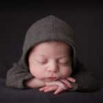צילום ניובורן לתינוק בבגד אפור