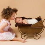צילום ניובורן לתינוק בן שישה ימים עם אחותו הגדולה