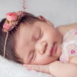 תינוקת ישנה בנינוחות בזמן צילום ניו בורן