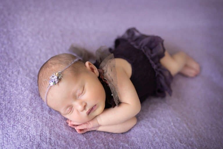 צילום ניובורן לתינוקת בשמלה סגולה