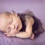 צילום ניובורן לתינוק בשמלה סגולה