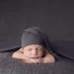 צילום ניובורן לתינוק שרק נולד עם כובע אפור