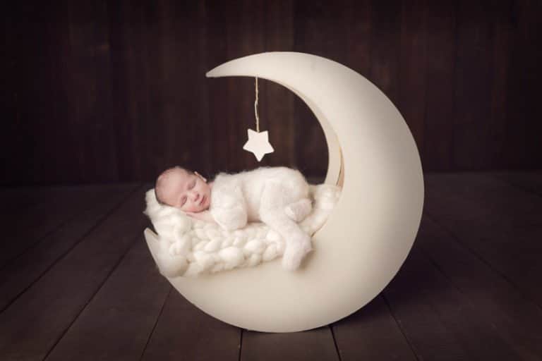 צילום ניו בורן לתינוק בן שבוע המצולם על אביזר ירח