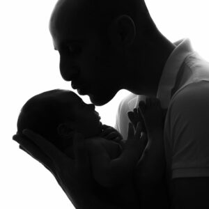 תמונה של תינוק המוחזק על ידי האבא