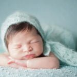 צילום ניובורן לתינוקת על רקע תכלת עם כובע תכלת