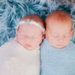 תאומים ישנים בזמן צילומי ניובורן בסטודיו