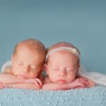 צילומי ניובורן לתאומים על רקע תכלת נעים עם סרט תואם