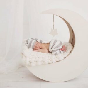 תינוק ניובורן ישן על הירח במן צילומים