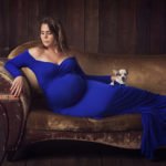 צילומי הריון לקוראל עם שמלה כחולה
