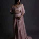 צילומי הריון לאתי בשמלה בצבע ורוד עם כתפיים חשופות