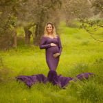 צילומי הריון בטבע לאורטל בשמלה סגולה