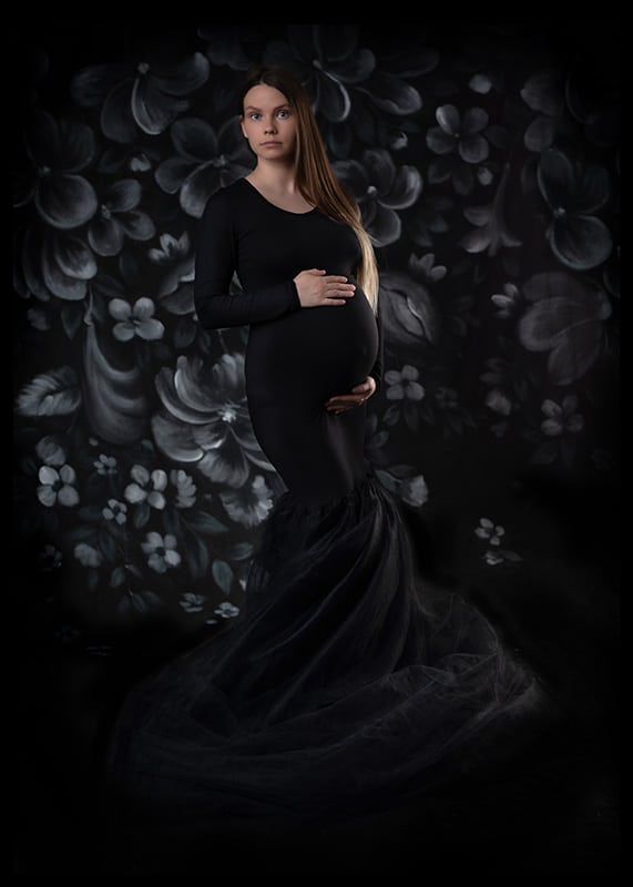צילום הריון ללנה בשמלה שחורה עם טול על רקע פרחוני