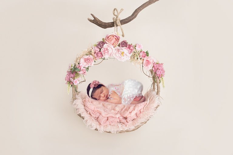 צילום ניובורן לתינוקת על ערסל עם פרחים בצבעי ורוד