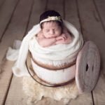 תינוקת קטנטנה בצילומי ניו בורן בשימוש דלי