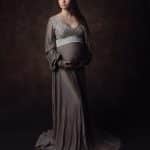 לנה בצילומי הריון לובשת שמלה וינטג' חומה