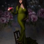 צילומי הריון לשירלי בשמלה ירוקה מחזיקה פרחים
