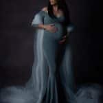צילומי הריון לסיון שלובשת שמלה בצבע מנטה