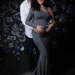 צילומי הריון על רקע שחור פרחוני עם בן הזוג