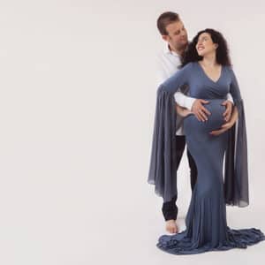 צילום הריון על רקע בהיר בשמלה תכלת