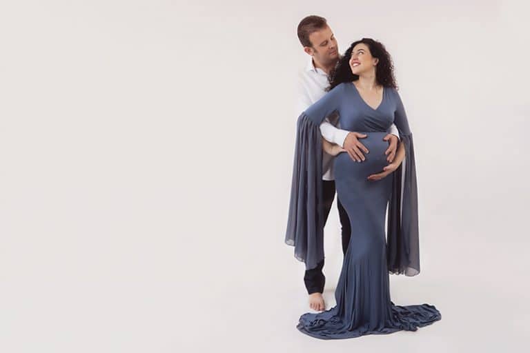 צילום הריון על רקע בהיר בשמלה תכלת